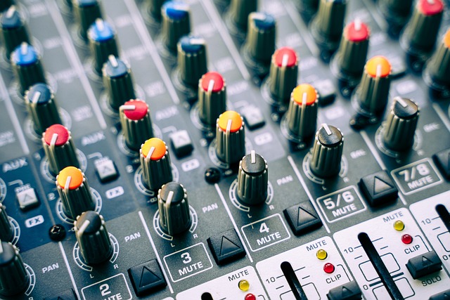 Essentiële dj uitrusting: van draaitafels en mixers tot koptelefoons en geluidsinstallaties